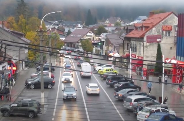Podul din Sinaia a intrat &icirc;n reabilitare la &icirc;nceput de sezon turistic; traficul pe DN1, &icirc;ngreunat. Ce explicații oferă CNAIR 