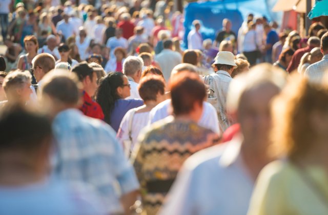 Răm&acirc;nem tot mai puțini: Cu c&acirc;t ar putea să scadă populația Rom&acirc;niei p&acirc;nă &icirc;n 2050 