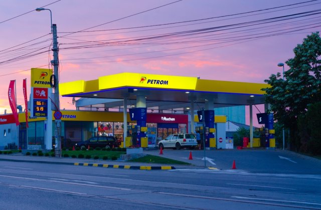 Prețul benzinei și al motorinei &icirc;n Rom&acirc;nia continuă să scadă