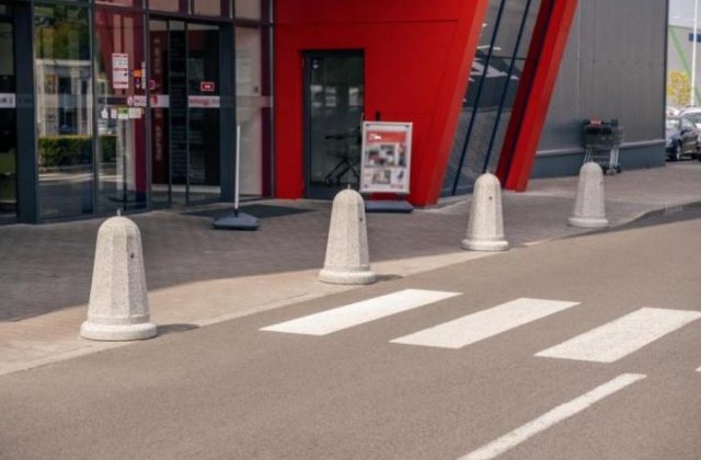 Enigma din Sectorul 4: Bolarzi albi noi, &icirc;nlocuiți după c&acirc;teva săptăm&acirc;ni cu alții portocalii. Explicația Primăriei 