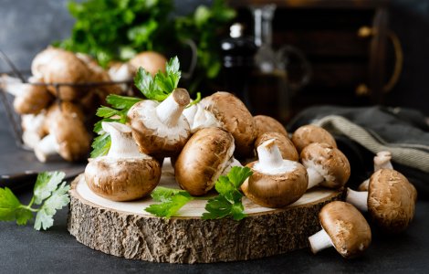 Români internați la Terapie Intensivă după ce au mâncat ciuperci otrăvitoare cumpărate de pe margine drumului