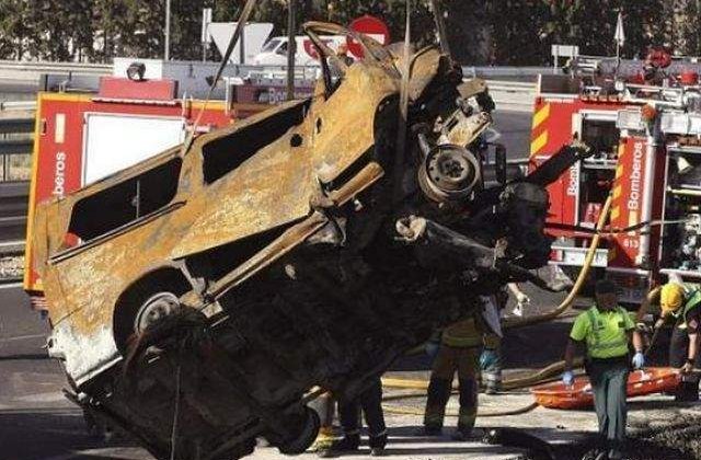 [VIDEO] Opt ROMANI au murit intr-un accident in Spania! Microbuzul lor a ars COMPLET