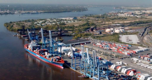 O nava abandonata de un an la Constanta va fi scoasa la licitatie