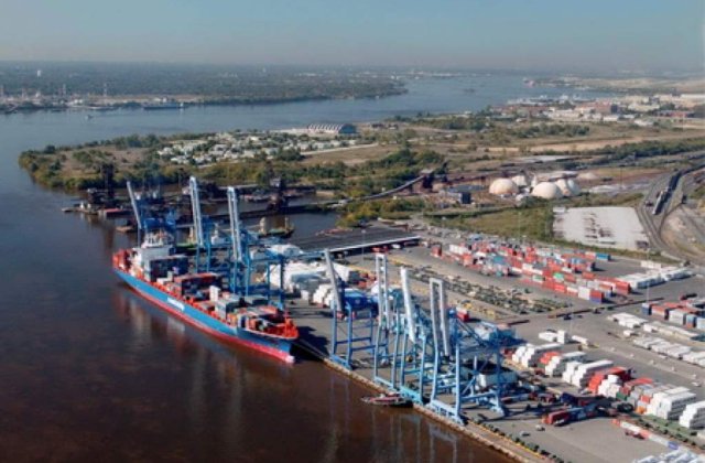 O nava abandonata de un an la Constanta va fi scoasa la licitatie