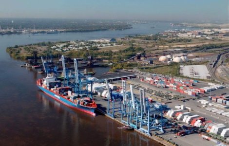 O nava abandonata de un an la Constanta va fi scoasa la licitatie