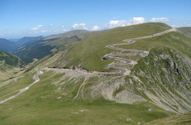 Soseaua Transalpina, blocata de aluviuni in urma unei ploi torentiale