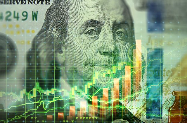 Dolarul american este &icirc;ntr-o continuă ascensiune. Nou record față de leu și euro