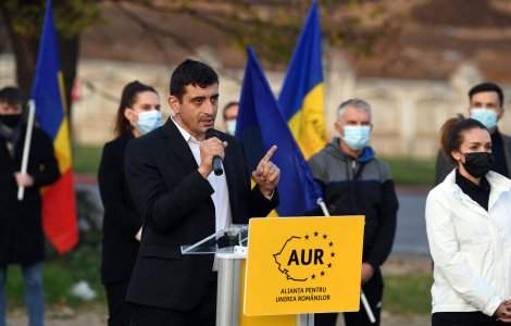 VIDEO George Simion, reținut de mascați în Piața Victoriei. Liderul AUR s-a ales cu dosar penal