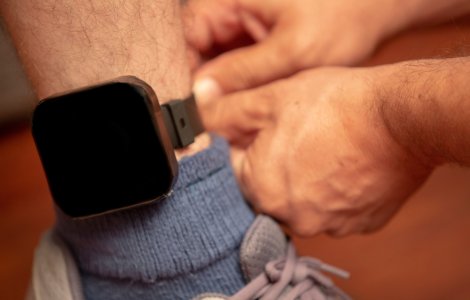 Primul român căruia i s-a montat brățară electronică de supraveghere. A fost agresiv cu iubita sa