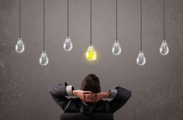 Soluțiile rom&acirc;nilor pentru a-și micșora facturile la iarnă: prize și becuri smart 