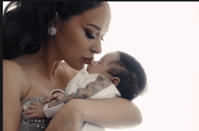 Vlăduța Lupău susține alăptarea copilului &icirc;n public: &bdquo;E ridicol să judeci o femeie care...&rdquo;