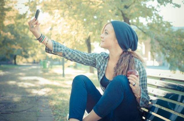 Femeile isi fac de 1,3 ori mai multe selfie-uri decat barbatii