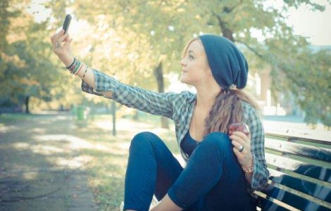 Femeile isi fac de 1,3 ori mai multe selfie-uri decat barbatii