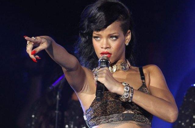 Un barbat fara adapost a fost arestat pentru hartuirea Rihannei