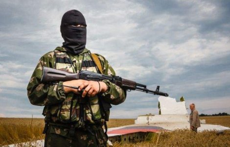 Tiruri de artilerie in apropiere de locul s-a prabusit zborul MH17