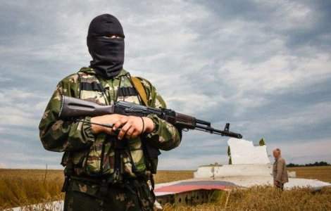 Tiruri de artilerie in apropiere de locul s-a prabusit zborul MH17