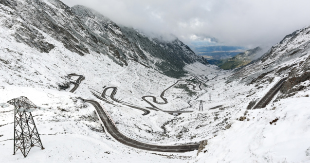 Circulația rutieră pe Transalpina a fost închisă din cauza viscolului și zăpezii