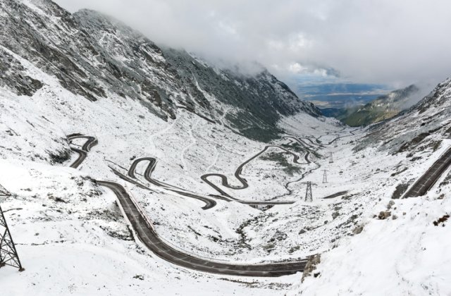 Circulația rutieră pe Transalpina a fost &icirc;nchisă din cauza viscolului și zăpezii