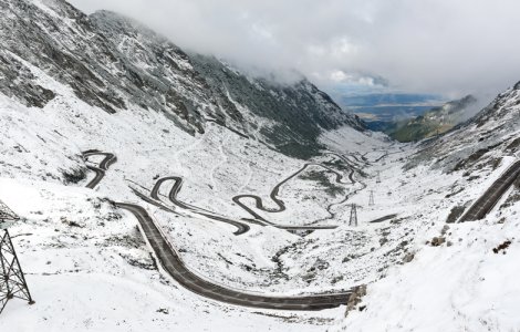 Circulația rutieră pe Transalpina a fost închisă din cauza viscolului și zăpezii