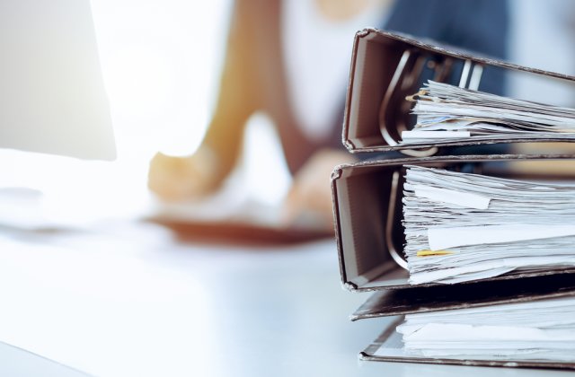 Dosarul cu șină nu va mai fi obligatoriu la instituțiile publice. Proiect de lege