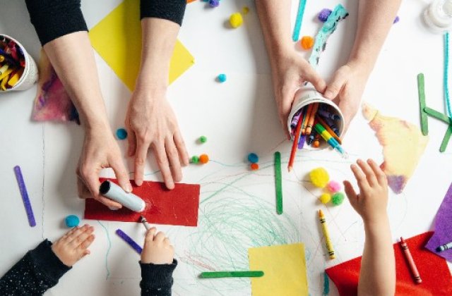 6 jocuri care dezvoltă creativitatea copiilor