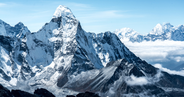 Caz tragic în munții Himalaya! Cel puțin 10 persoane și-au pierdut viața