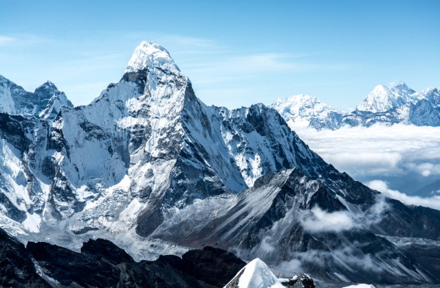 Caz tragic &icirc;n munții Himalaya! Cel puțin 10 persoane și-au pierdut viața &icirc;n urma unei avalanșe