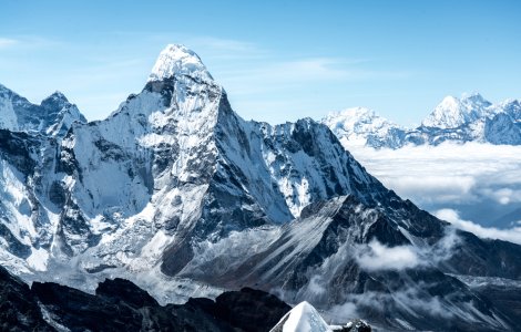 Caz tragic în munții Himalaya! Cel puțin 10 persoane și-au pierdut viața în urma unei avalanșe