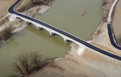 Podul din România care se termină într-un lan de porumb. Primar: „Păi, nu e prioritar”