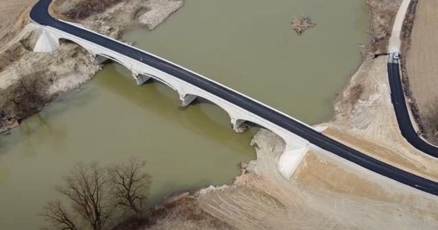 Podul din România care se termină într-un lan de porumb. Primar: „Păi, nu e prioritar”