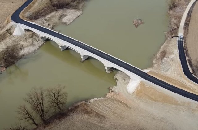 Podul din Rom&acirc;nia care se termină &icirc;ntr-un lan de porumb. Primar: &bdquo;Păi, nu e prioritar&rdquo; 