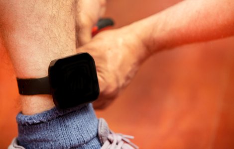 Un bărbat din Capitală a încercat să-și taie brăţara electronică de monitorizare