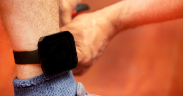 Un bărbat din Capitală a încercat să-și taie brăţara electronică de monitorizare