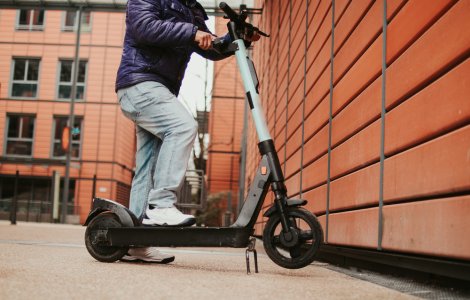 Vârsta minimă de la care se permite închirierea unei trotinete electrice