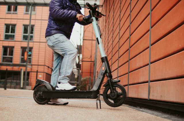 V&acirc;rsta minimă de la care se permite &icirc;nchirierea unei trotinete electrice