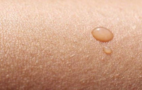 O artista britanica a creat mobila care arata si miroase ca pielea uma