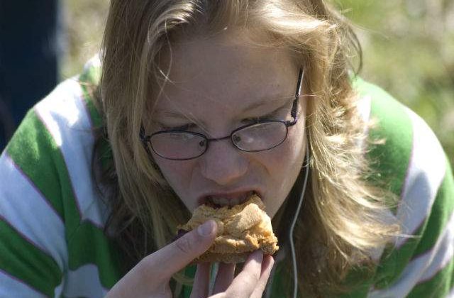 Capcanele din magazine: Cele mai NOCIVE alimente din supermarket de care trebuie sa ne FERIM