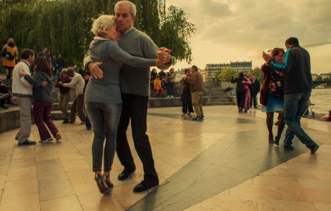 Bolnavii de Parkinson fac terapie prin tango. Proiectul este unic în România