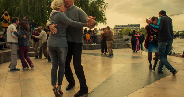 Bolnavii de Parkinson fac terapie prin tango. Proiectul este unic în România