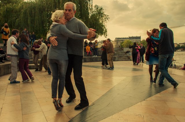 Bolnavii de Parkinson fac terapie prin tango. Proiectul este unic &icirc;n Rom&acirc;nia