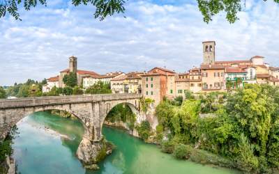 Turiști plătiți ca să...