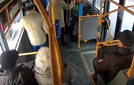 O primărie din România îi amendează pe cei care urcă murdari în autobuze. CNCD a decis sancționarea municipalității