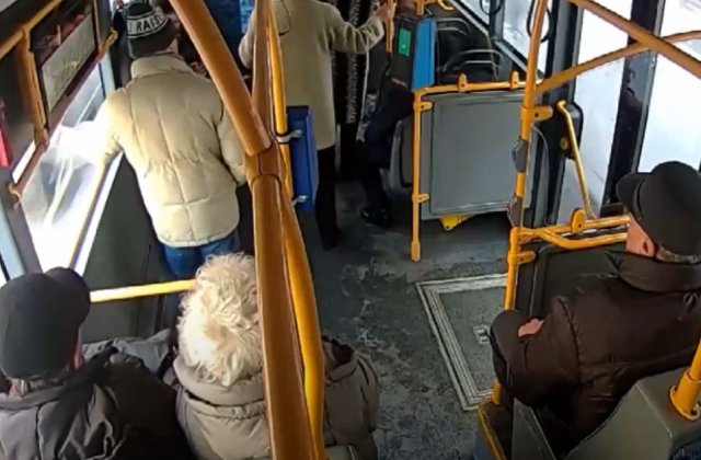 O primărie din Rom&acirc;nia &icirc;i amendează pe cei care urcă murdari &icirc;n autobuze. CNCD a decis sancționarea municipalității