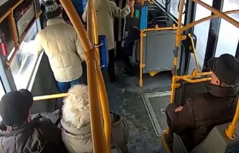 O primărie din România îi amendează pe cei care urcă murdari în autobuze. CNCD a decis sancționarea municipalității