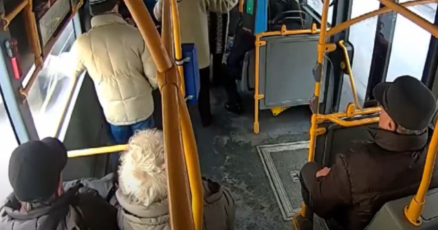 O primărie din România îi amendează pe cei care urcă murdari în autobuze. CNCD a decis sancționarea municipalității