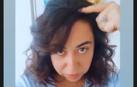 Oana Roman, ironizată pe tema căderii părului: „Vedeți că nu mai sunt cheală la rădăcină”