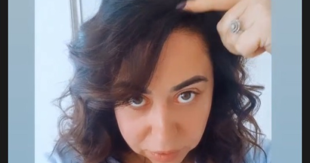 Oana Roman, ironizată pe tema căderii părului: „Vedeți că nu mai sunt cheală la rădăcină”