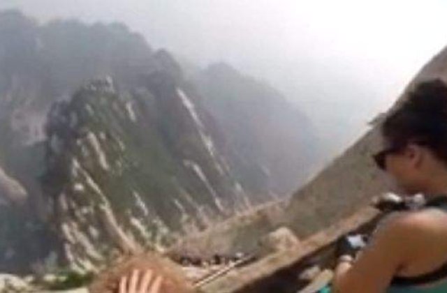 [VIDEO] Cum arata cel mai PERICULOS traseu turistic din lume!