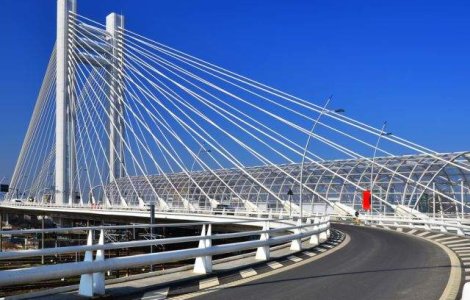 Un barbat ameninta ca se ARUNCA de pe Podul Basarab din Capitala