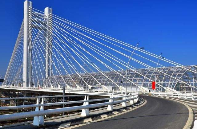 Un barbat ameninta ca se ARUNCA de pe Podul Basarab din Capitala